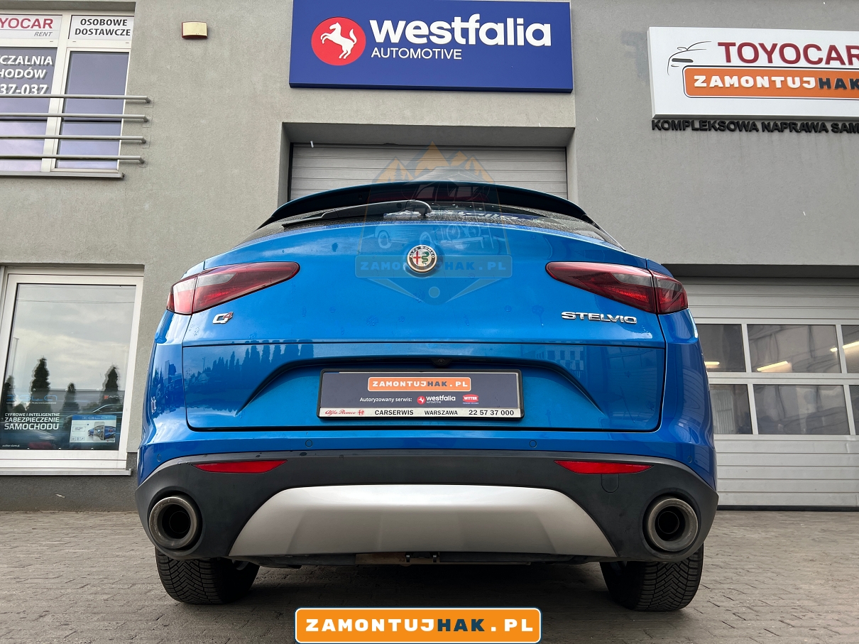 alfa romeo stelvio zdjecie tylu samochodu po montazu haka holowniczego z zdemontowaną kulą wypinana pionowo Westfalia, pokazane niewidoczne wyciecie w zderzaku